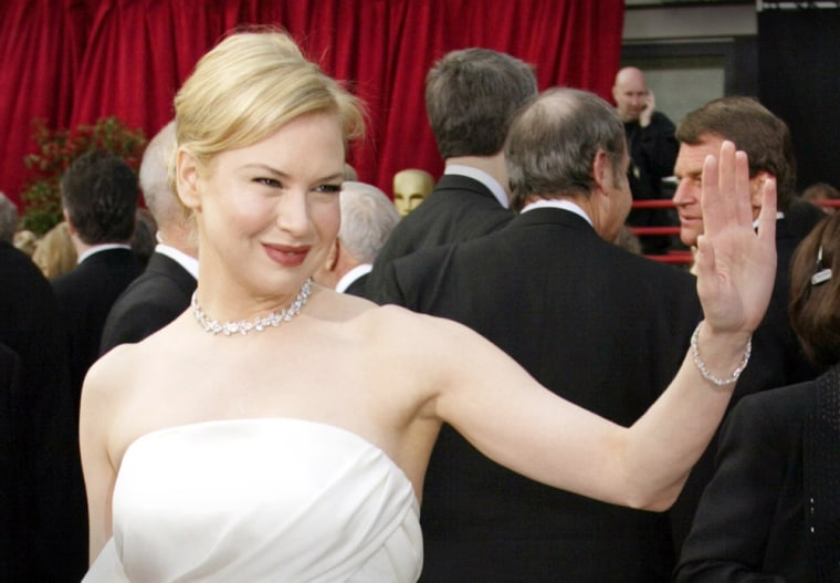 RENEE ZELLWEGER WAVES AFTER ARRIVING AT ACADEMY AWARDS IN HOLLYWOOD