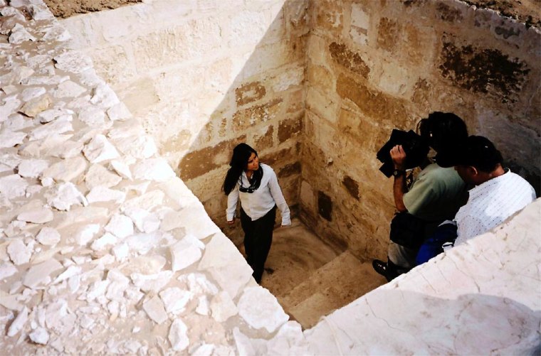 National Geographic Ultimate Explorer host Lisa Ling travels through Egypt as she examines the devastating consequences of tomb raiding throughout the ages. Along the way, Ling explores a rare tomb in the town of Abusir that has never been plundered, looking on as archaeologists unearth a 2,500-year-old coffin for the first time.