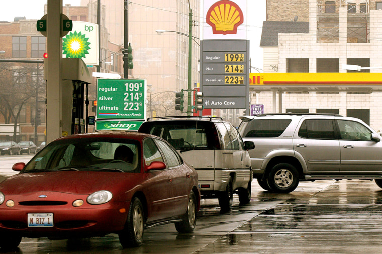 CARS WAIT TO GET GAS ON CHICAGOS NORTH SIDE