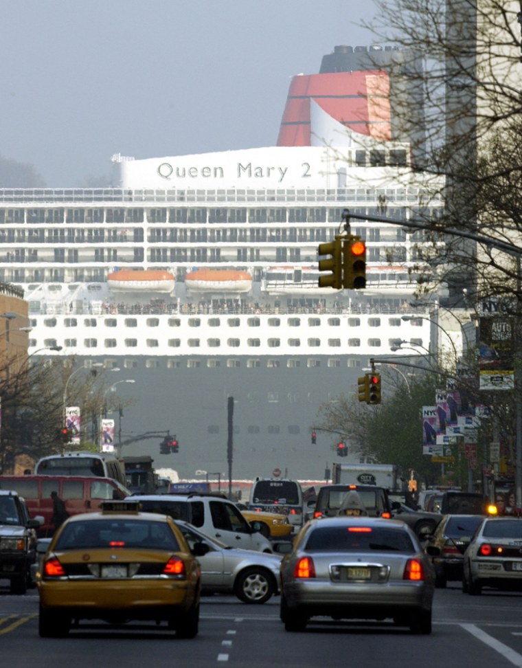 QUEEN MARY 2 ARRIVES IN NEW YORK PASSING 42ND STREET