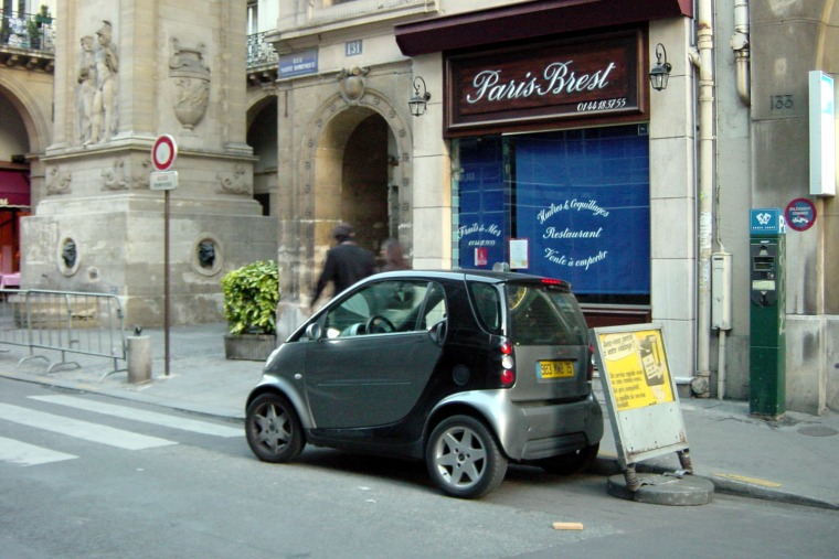 Smart car in Paris