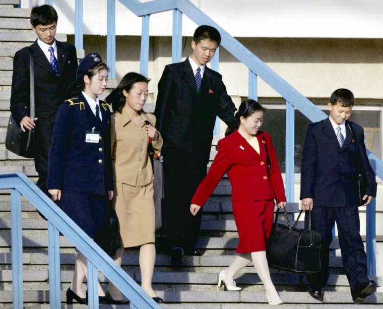FIVE CHILDREN OF JAPANESE ABDUCTEES HEAD FOR JAPANESE GOVERNMENT PLANE AT PYONGYANG AIRPORT
