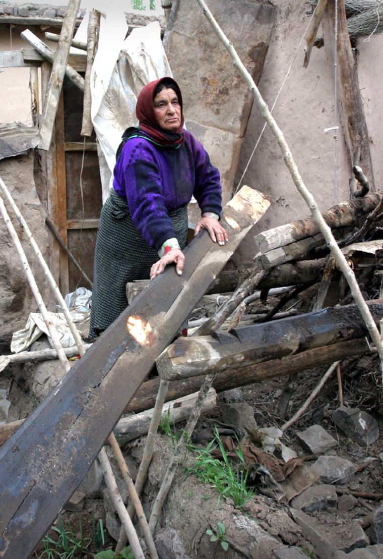 EARTHQUAKE VICTIM MOURNS THE DEATH OF HER HUSBAND IN QAZVIN