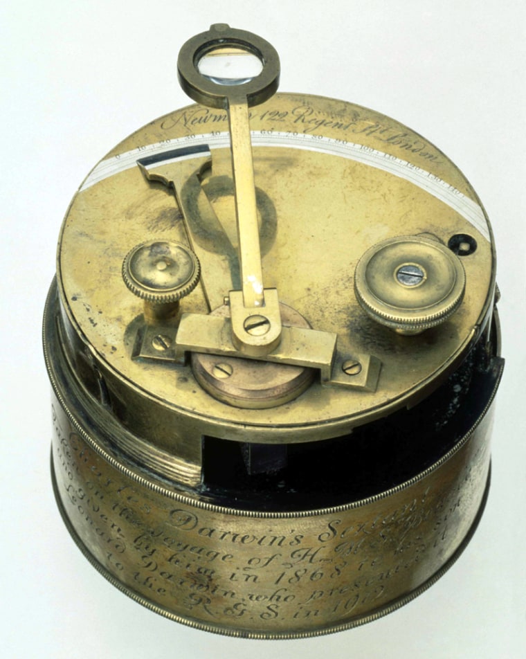 HAND OUT PHOTO SHOWS POCKET SEXTANT USED BY CHARLES DARWIN ON HIS VOAYAGE IN THE BEAGLE