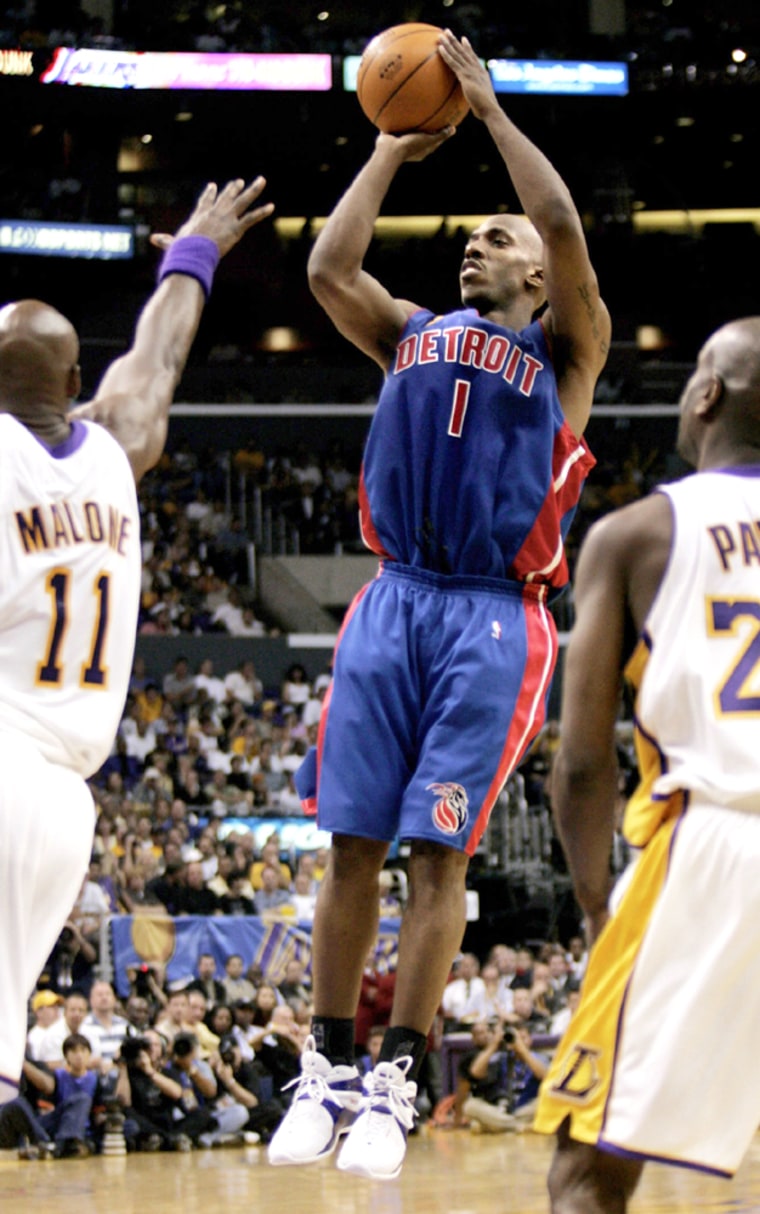 PISTONS BILLUPS SHOOTS BETWEEN LAKERS MALONE AND PAYTON IN GAME 1 OF NBA FINALS