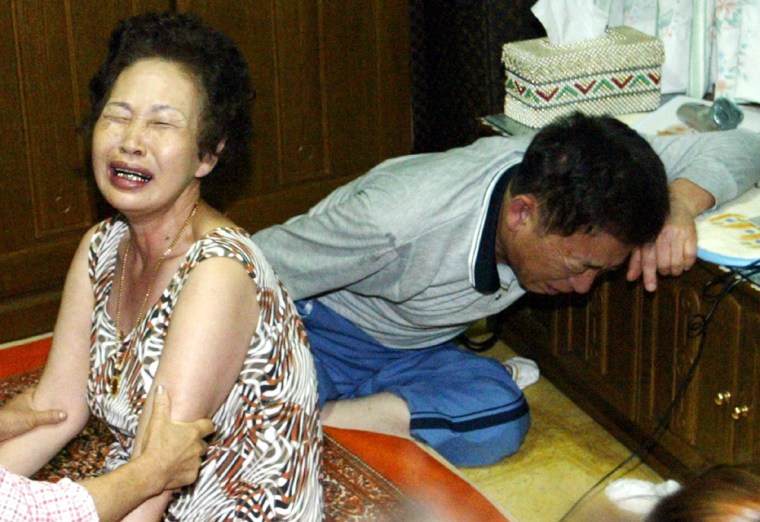 PARENT OF KIM SUN-IL, WHO WAS KIDNAPPED BY IRAQI MILITANTS IN FALLUJA, CRY IN PUSAN