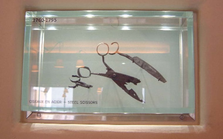 Image: Steel scissors from 1760-1795 on display at L'Auberge Saint-Antoine