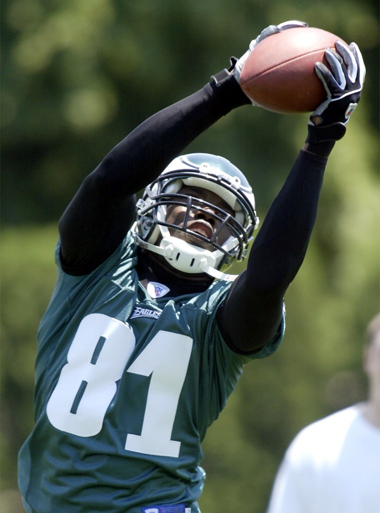 Owens' love-hate football life creates buzz with Eagles