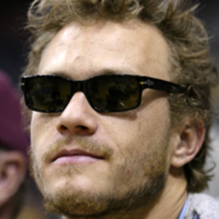 AUSTRALIAN ACTOR HEATH LEDGER WATCHES LOS ANGELES LAKERS PLAY NEW ORLEANS HORNETS