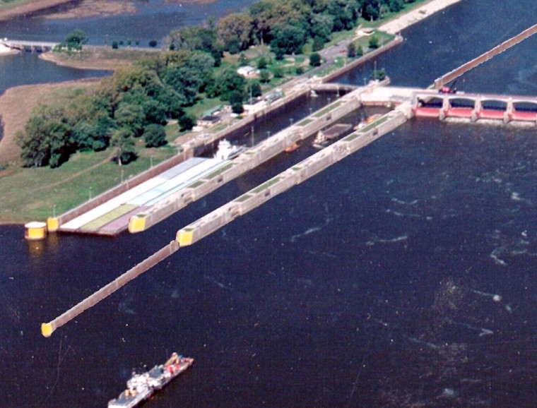 An artist's rendition of an existing 600-foot lock at left and what a proposed 1,200-foot lock would look like at five sites along the river. The Army Corps of Engineers' proposal is welcomed by farmers but criticized by environmentalists.