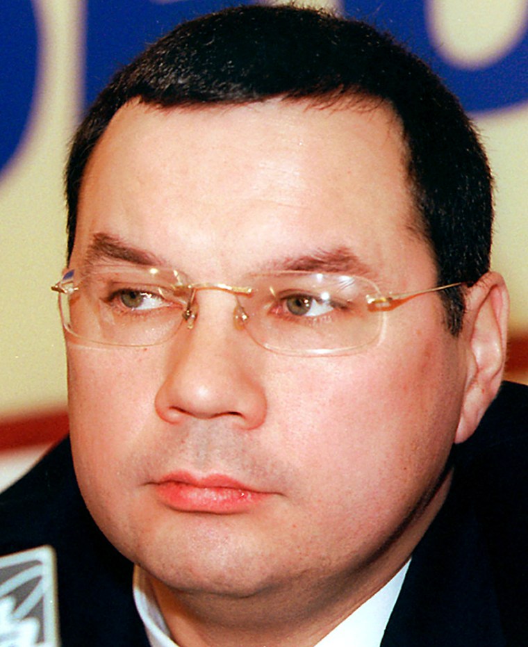 Raf Shakirov, the editor of Russia's Izvestia daily, speaks to the media in Moscow in this 2000 photo.