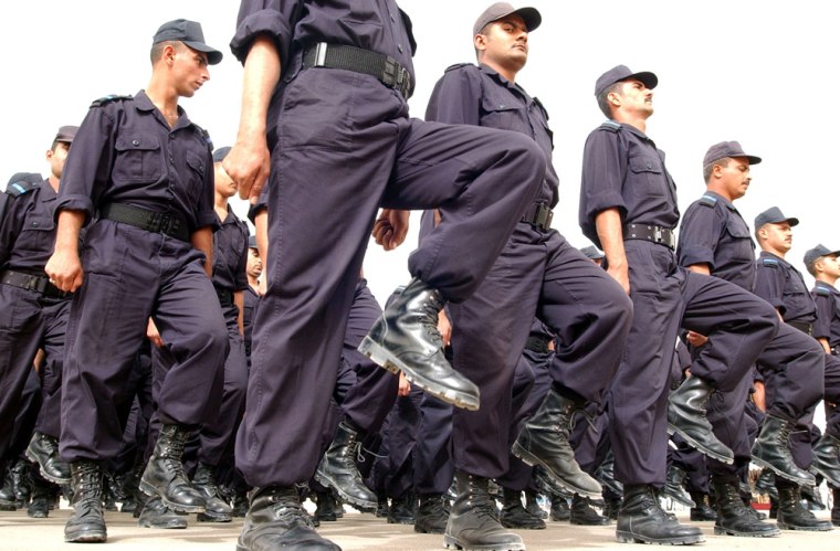Hundreds of new Iraqi police officers pa