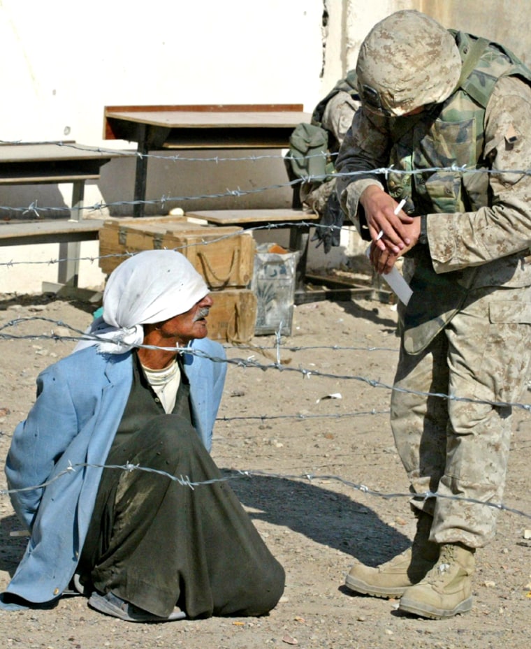 US Marine talks with Iraqi detainee in Falluja