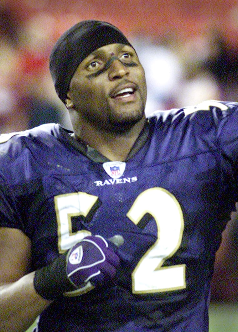 Ravens Ray Lewis gestures to crowd at FedEx Field during end of Ravens win over Redskins