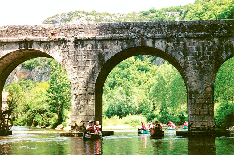 Ancient bridges served as rendezvous points along the Vézère River.