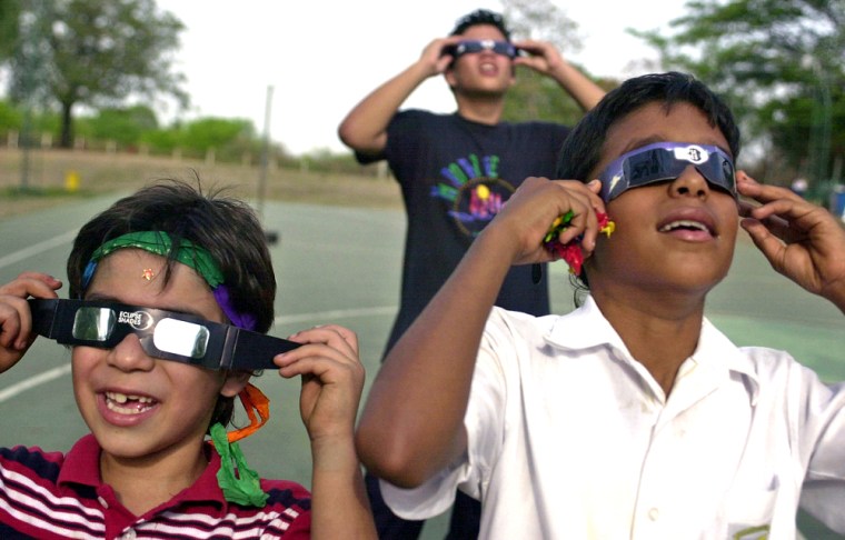 Children watch the solar eclipse in Managua, Nicaragua, Friday, April, 8, 2005.  (AP Photo/Esteban Felix)  **EFE OUT**