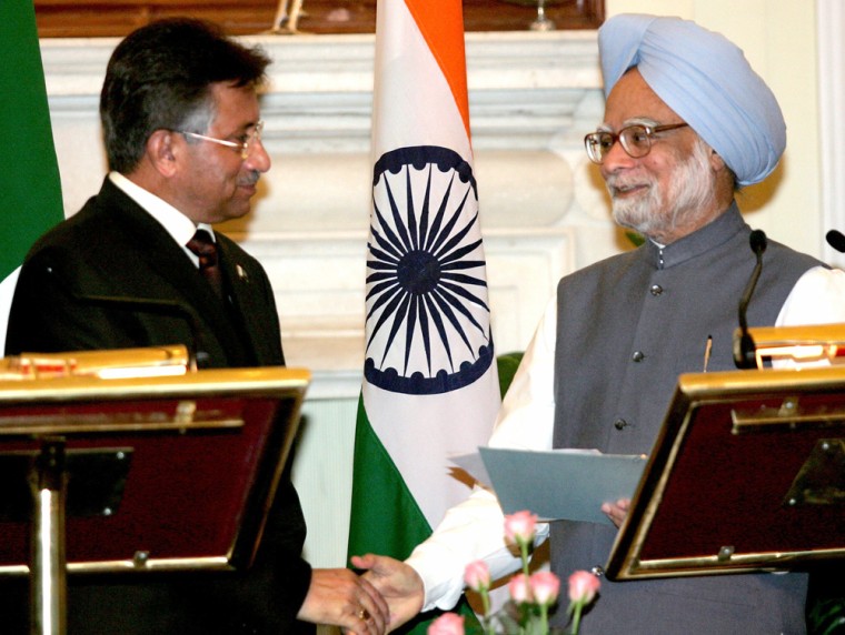 India's PM Singh shakes hands with Pakistan's President Musharraf after a joint statement in New Delhi