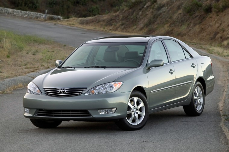 Toyota says its best-selling Camry will get a hybrid sibling in 2006, when the model also goes through a redesign.