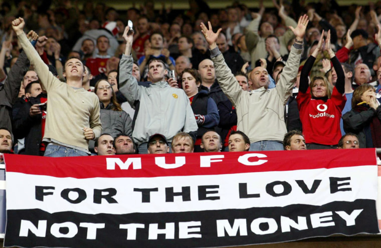 Manchester United supporters have not embraced the ongoing takeover bid from U.S. tycoon Malcolm Glazer.