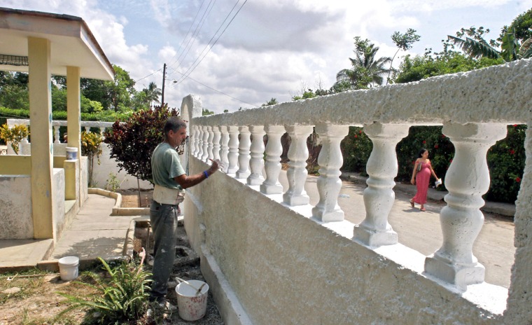 A Cuban dissident paints the front wall