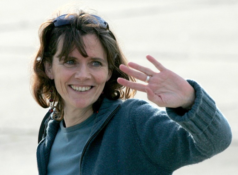 French journalist Aubenas waves on arrival in Paris following five-month hostage ordeal in Iraq