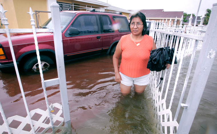 Hurricane Katrina Passes Over Florida