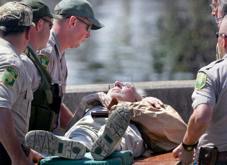 An old man is rescued by the conservation police of Illinois in New Orleans