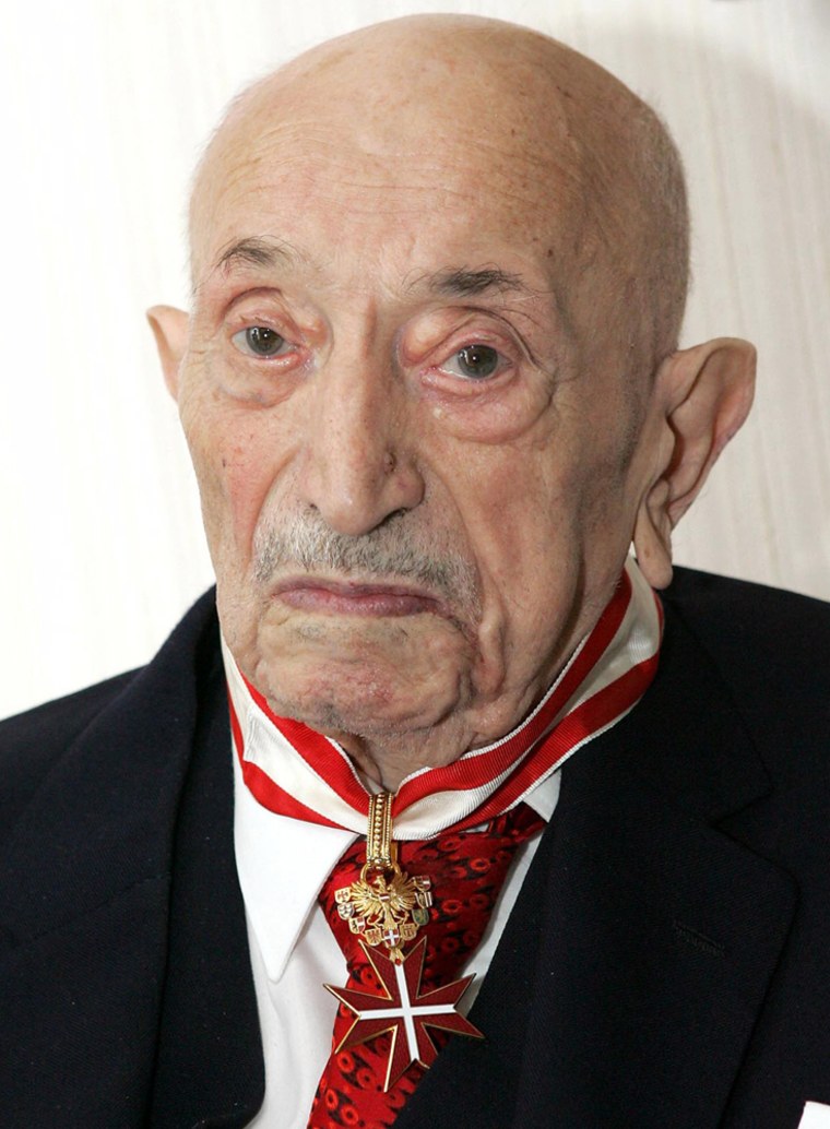 Simon Wiesenthal, the veteran Nazi hunter who helped bring over 1,100 Nazi war criminals to trial has died in Vienna at the age of 96