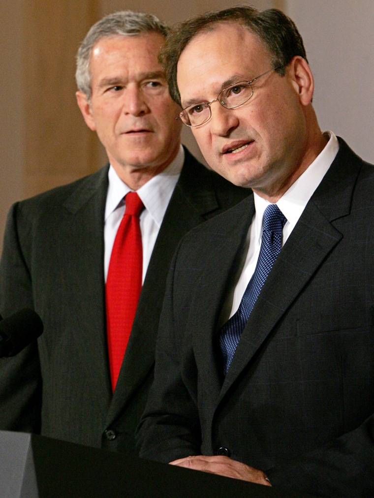 US President George W. Bush (L) introduc