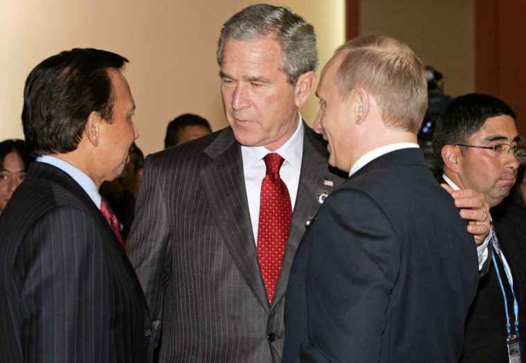 US President Bush chats with Brunei Sultan Bolkiah and Russia's President Putin in Pusan
