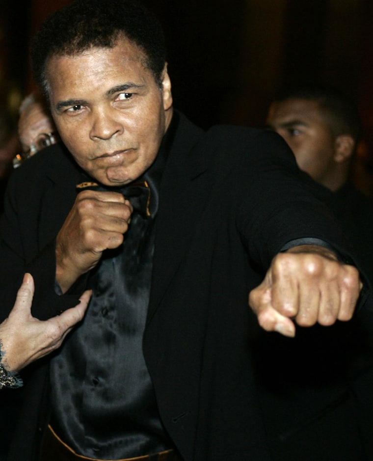 US boxing legend Muhammad Ali (R) strike