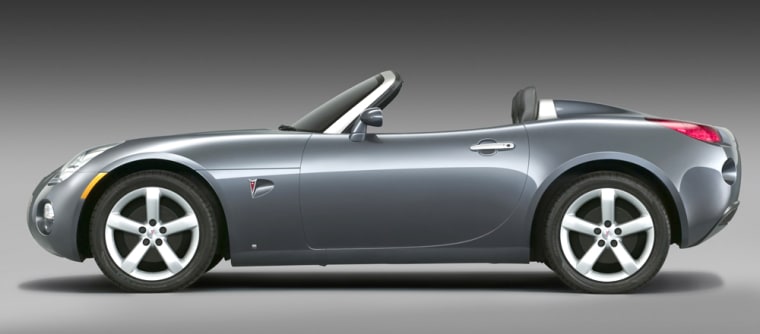 The 2006 Pontiac Solstice offers a manual but acoustically padded top, tight steering, an aggressive wheels-at-the-corners stance and a simple but sophisticated cockpit.