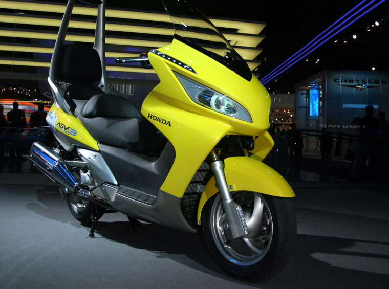 This Honda ASV-3 scooter uses inter-vehicle communication to ascertain the condition and position of other vehicles on the road, it they're equipped with the same technology.