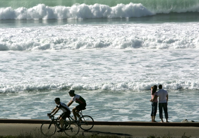 Californians enjoy weather along ocean in San Diego