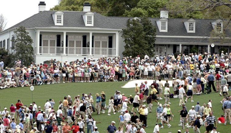 The crowd gathers on the ninth green dur