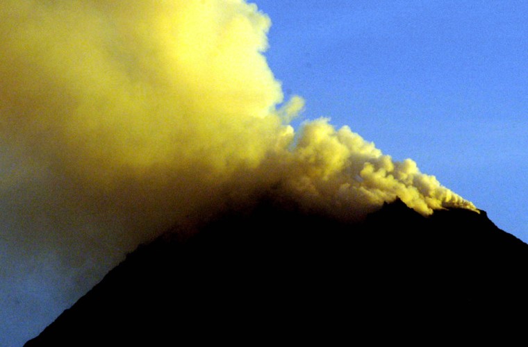 Mount Merapi spurts hot smokes in Yogyak