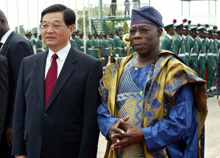 Chinese President Hu is welcomed by Nigerian President Obasanjo in Abuja