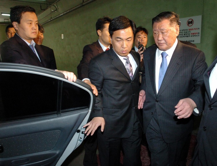 Chung chairman of South Koreas Hyundai Motor group leaves Seoul Central District Court