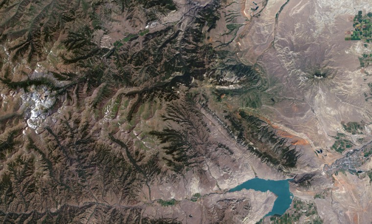 The summit of Heart Mountain is near the right edge of this satellite image, but scientists have determined that the rock around the summit migrated from the Absaroka Range near the left edge.