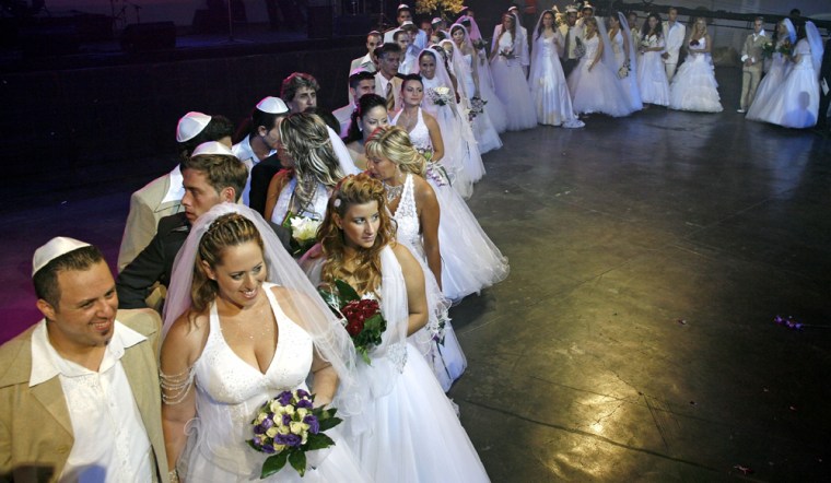 Ceasefire Allows Thirty Two Couples To Marry In Mass Tel Aviv Wedding