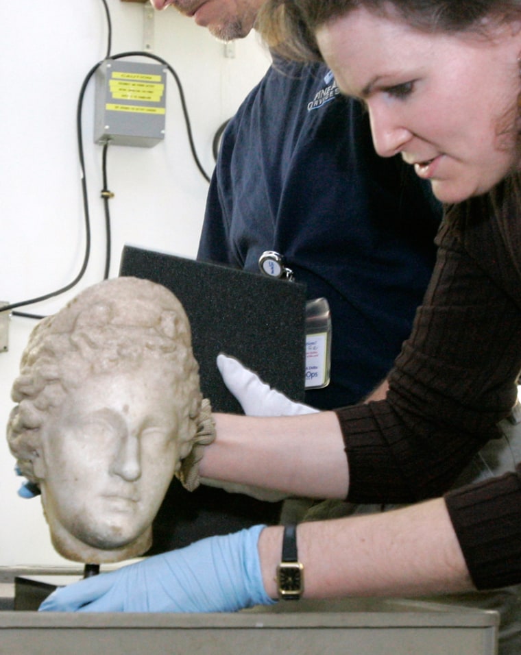 Renee Stein, conservator of the Michael C. Carlos Museum at Emory University, prepares the head of a Roman marble statue of Venus to be scanned in the x-ray room at Delta Air Lines Technical Operations Center  in Atlanta, Ga., Thursday, Nov. 2, 2006.  (AP Photo/Ric Feld)