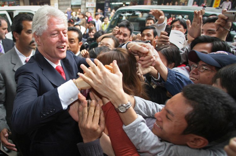 Former US president Bill Clinton is mobb