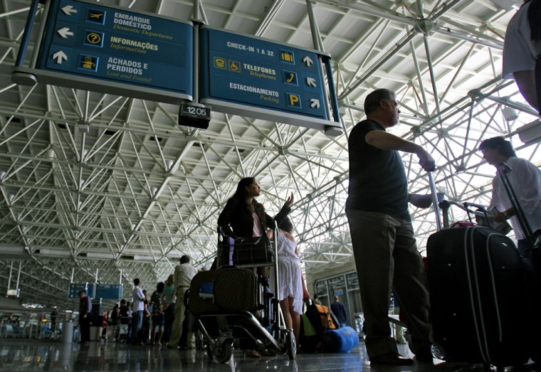 Brazilians and foreign passengers queue