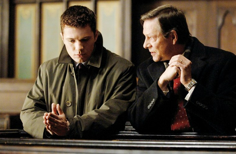 Young FBI trainee Eric O'Neill (RYAN PHILLIPPE) is lectured on becoming a godly man by renowned operative and suspected spy Robert Hanssen (CHRIS COOPER)