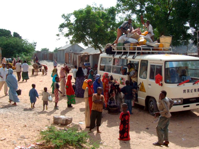 Somali's from the Hamarbile area of Mogadishu load household goods onto buses leaving the capital after yet another night and morning of heavy shelling