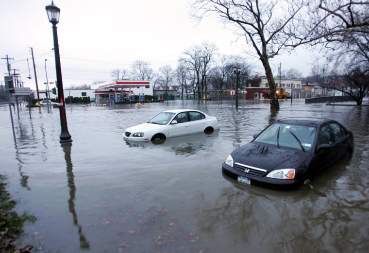 Flood waters rise and strand cars 15 Apr