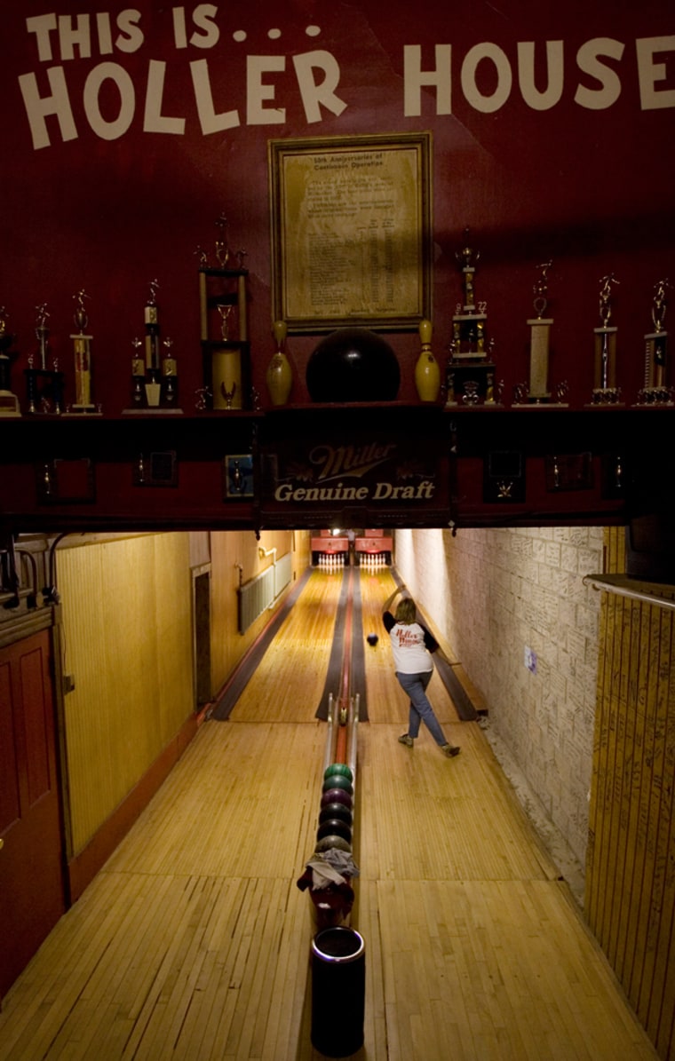** ADVANCE FOR WEEKEND EDITIONS, MAY 26-28 ** Cathy Stuckert bowls at the Holler House bowling alley Tuesday, May 22, 2007, in Milwaukee. (AP Photo/Morry Gash)