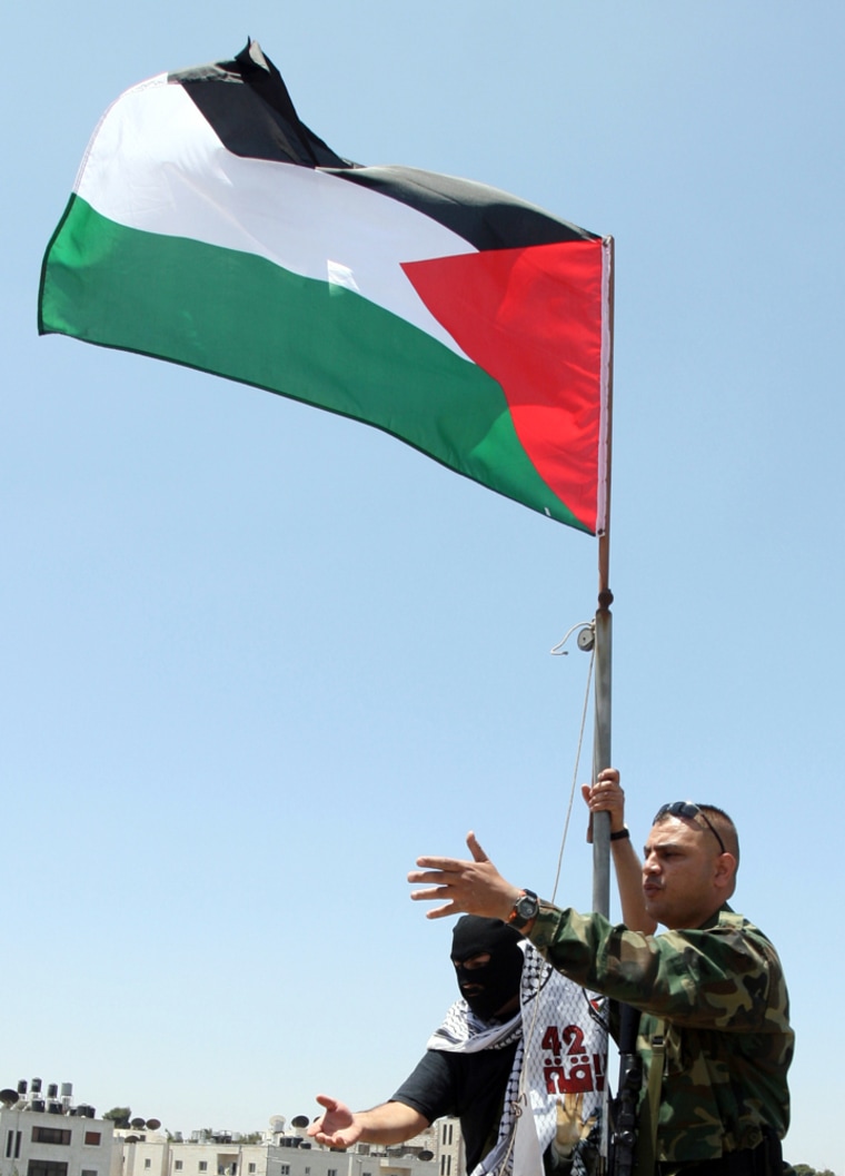 Palestinian Fatah gunmen raise their nat