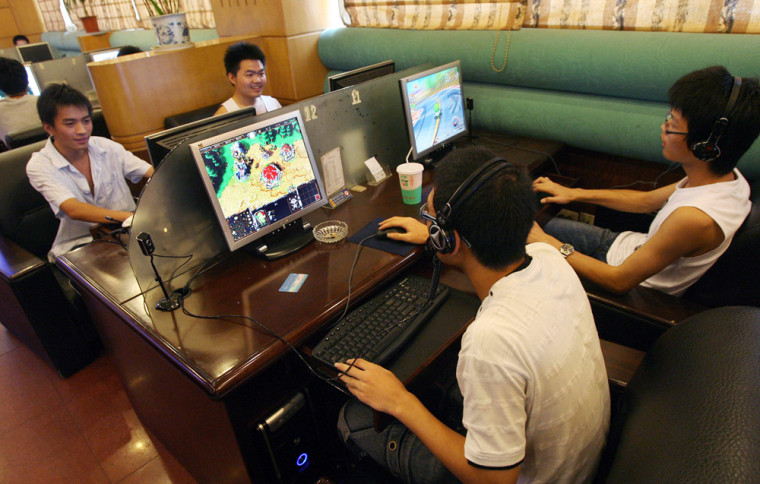 Chinese students play online computer ga