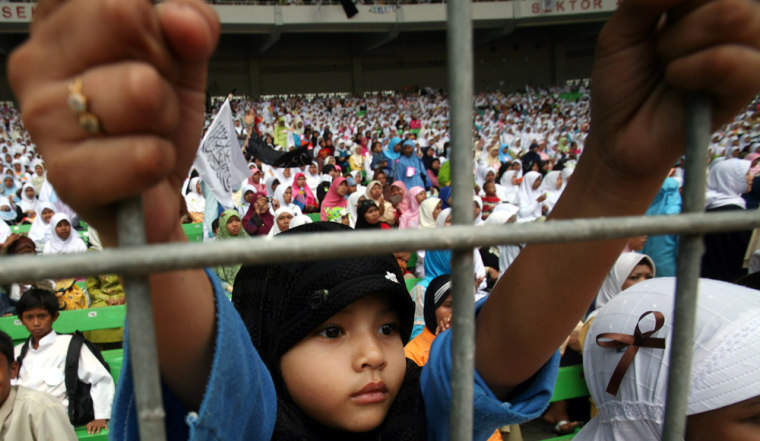 An Indonesian Muslim girl attends International Caliphate Conference 2007 in Jakarta, Sunday, Aug 12, 2007. Nearly 90,000 followers of a hard-line Muslim group packed a stadium in the capital Sunday, calling for the creation of an Islamic state and chanting \"Allah is great!.\" (AP Photo/Achmad Ibrahim)